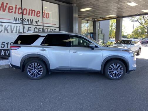 2024 Nissan Pathfinder SL