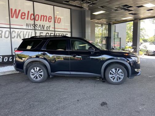 2023 Nissan Pathfinder SV