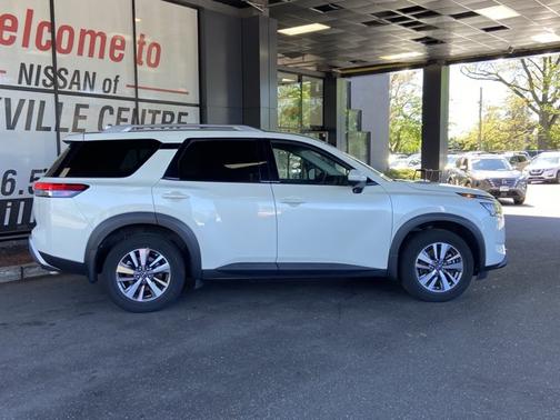 2022 Nissan Pathfinder SL