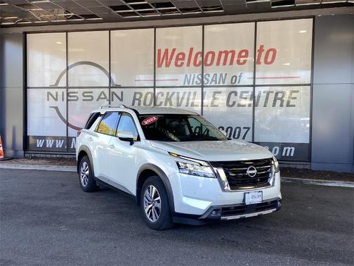 2022 Nissan Pathfinder SL