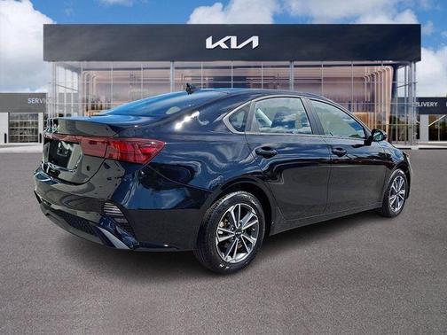 Aurora Black Pearl 2024 Kia Forte LXS