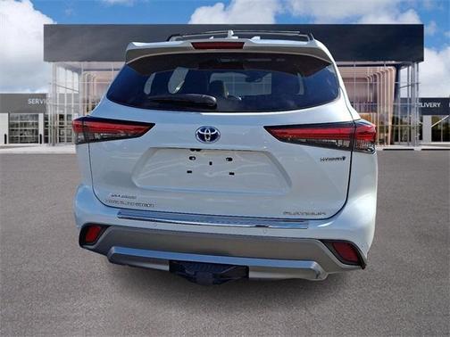 2023 Toyota Highlander Hybrid Platinum