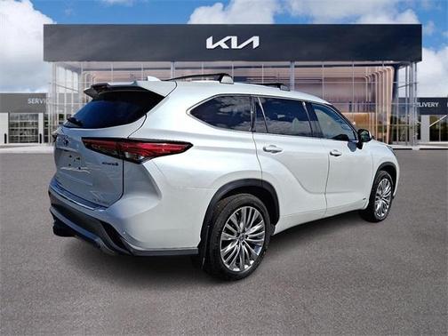 2023 Toyota Highlander Hybrid Platinum