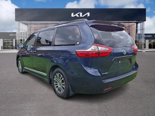 Parisian Night Pearl 2019 Toyota Sienna XLE