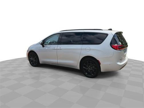 2023 Chrysler Pacifica Touring-L