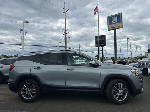 Sterling Metallic 2023 GMC Terrain SLT