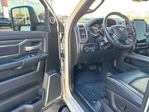 2024 RAM 3500 Laramie Crew Cab 4x4 8' Box