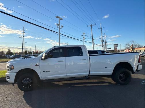 2024 RAM 3500 Laramie Crew Cab 4x4 8' Box
