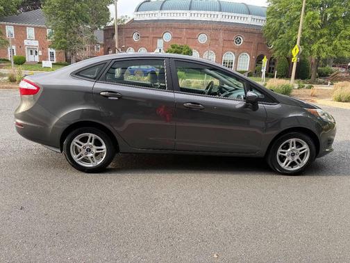 Magnetic Metallic 2017 Ford Fiesta SE