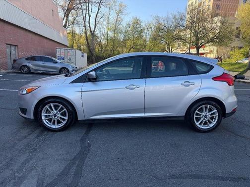 Ingot Silver Metallic 2018 Ford Focus SE