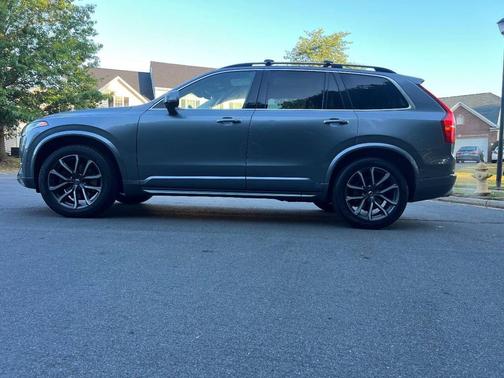 2016 Volvo XC90 T6 Momentum