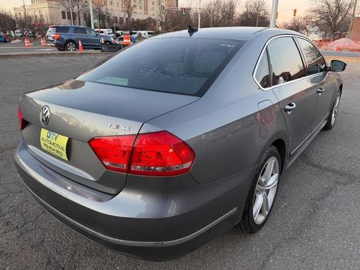 2015 Volkswagen Passat 1.8T Auto SE w/Sunroof & Nav