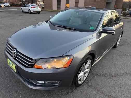 2015 Volkswagen Passat 1.8T Auto SE w/Sunroof & Nav