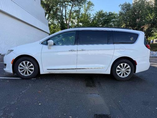Bright White Clearcoat 2017 Chrysler Pacifica Touring-L