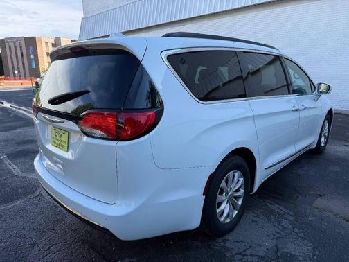 Bright White Clearcoat 2017 Chrysler Pacifica Touring-L