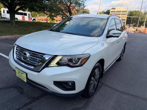 White 2017 Nissan Pathfinder SL