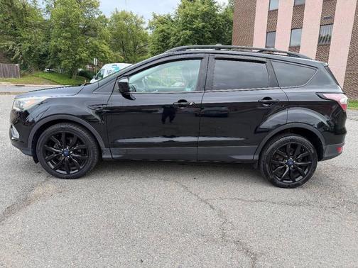 Ruby Red Metallic Tinted Clearcoat 2017 Ford Escape SE