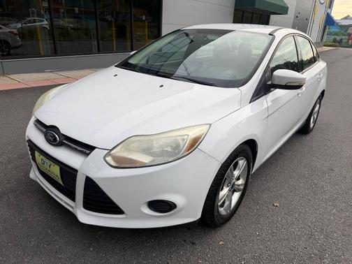Oxford White 2013 Ford Focus SE