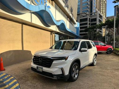 Platinum White Pearl 2023 Honda Pilot EX-L 8-Passenger