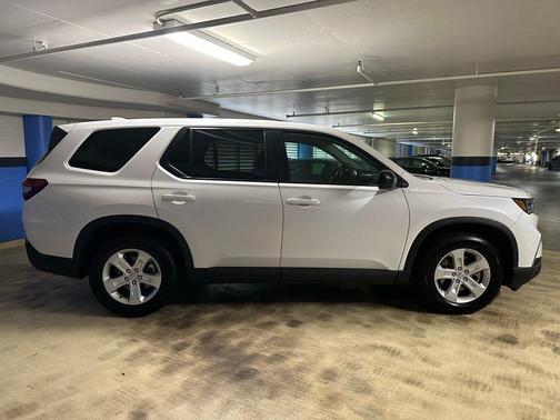 Platinum White Pearl 2023 Honda Pilot LX