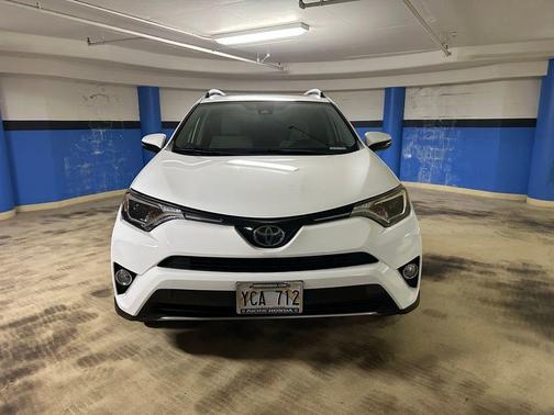 Super White 2018 Toyota RAV4
