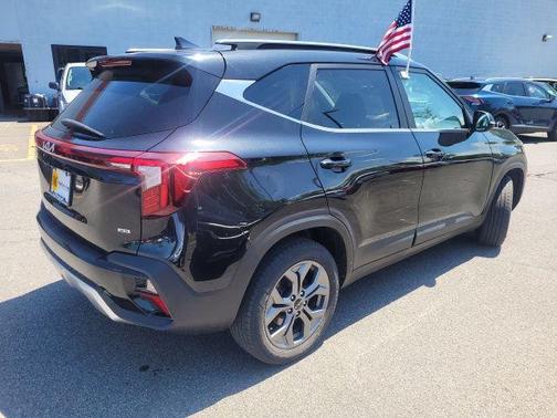 Fusion Black 2024 Kia Seltos S