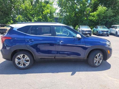 Dark Ocean Blue/White Roof 2024 Kia Seltos S