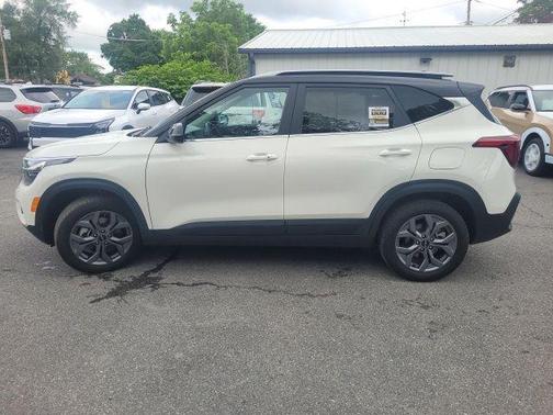 Clear White/Black Roof 2024 Kia Seltos S