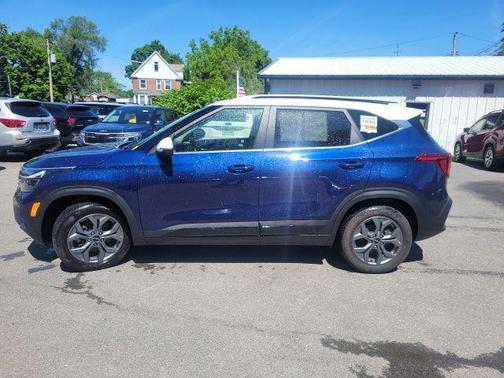Dark Ocean Blue/White Roof 2024 Kia Seltos S