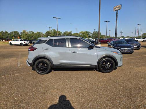 2022 Nissan Kicks SR