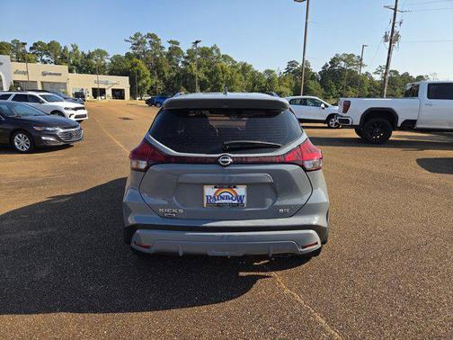2022 Nissan Kicks SR