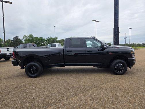 2025 RAM 3500 Big Horn Crew Cab 4x4 8' Box