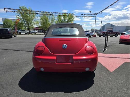 Uni-Red/Black Cloth Roof 2004 Volkswagen New Beetle GLS