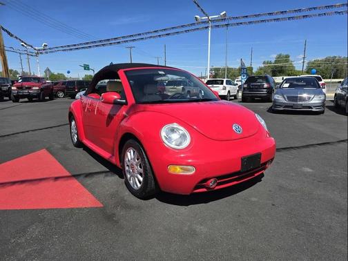 Uni-Red/Black Cloth Roof 2004 Volkswagen New Beetle GLS