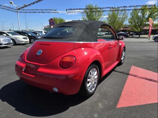 Uni-Red/Black Cloth Roof 2004 Volkswagen New Beetle GLS