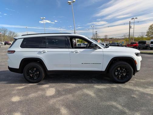 Bright White Clearcoat 2026 Jeep Grand Cherokee L Laredo