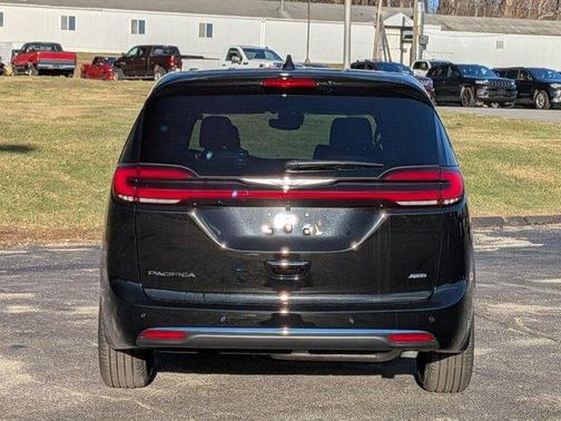 Diamond Black 2026 Chrysler Pacifica Select