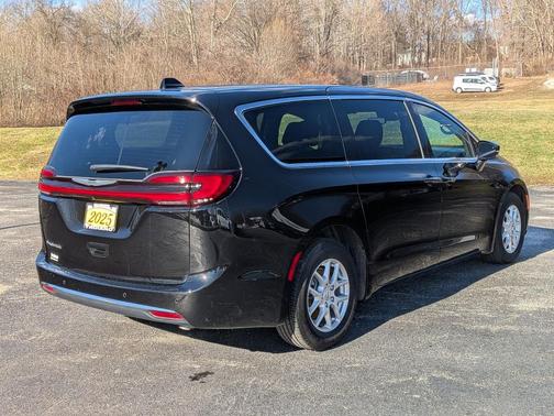 Diamond Black 2025 Chrysler Pacifica Select