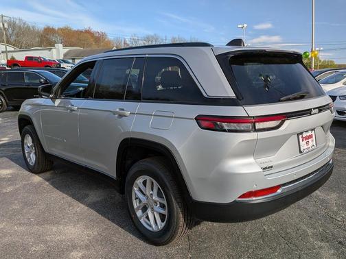 Silver Zynith 2026 Jeep Grand Cherokee Laredo X