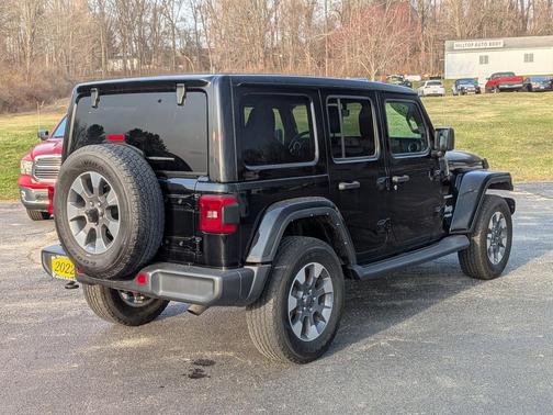 Black Clearcoat 2022 Jeep Wrangler Unlimited Sahara