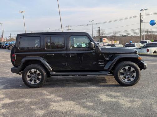 Black Clearcoat 2022 Jeep Wrangler Unlimited Sahara