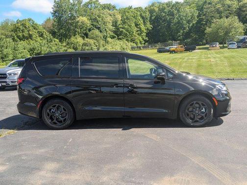 2025 Chrysler Pacifica Hybrid Premium S Appearance Pkg