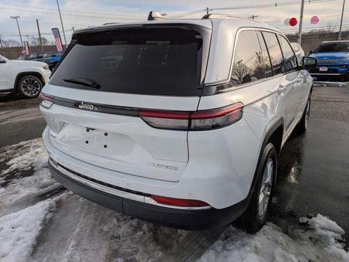 Bright White Clearcoat 2023 Jeep Grand Cherokee Laredo X