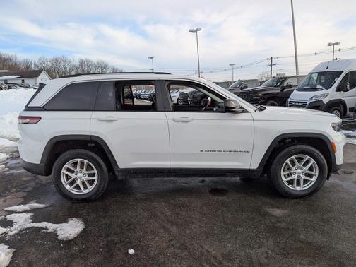 Bright White Clearcoat 2023 Jeep Grand Cherokee Laredo X