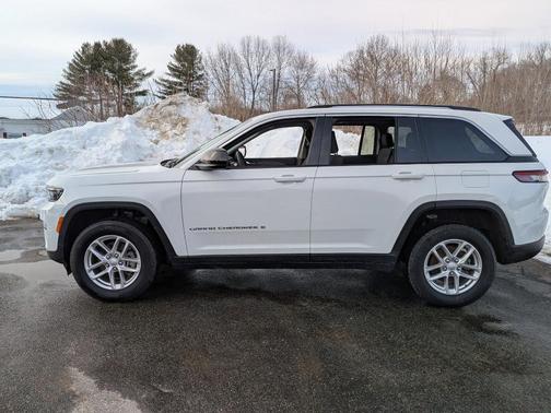 Bright White Clearcoat 2023 Jeep Grand Cherokee Laredo X