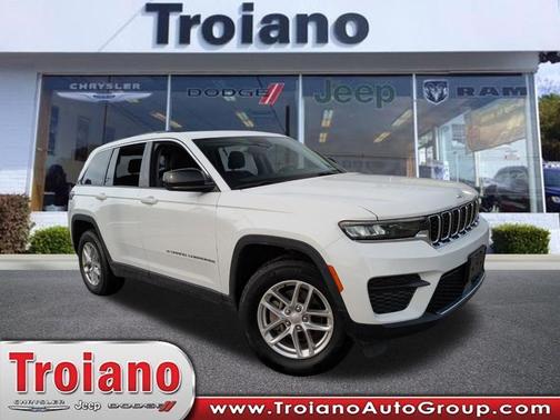 Bright White Clearcoat 2023 Jeep Grand Cherokee Laredo X