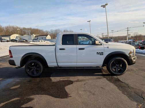 Bright White Clearcoat 2022 RAM 1500 Classic SLT