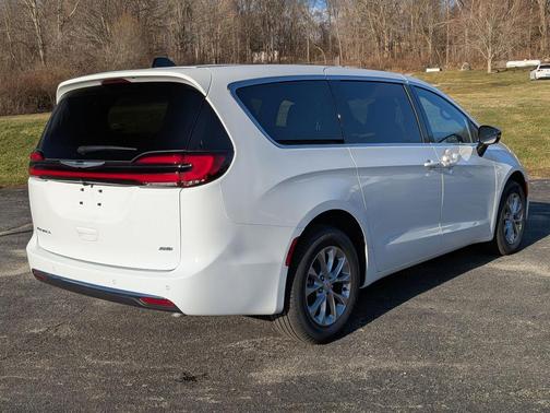 Bright White Clearcoat 2026 Chrysler Pacifica Select