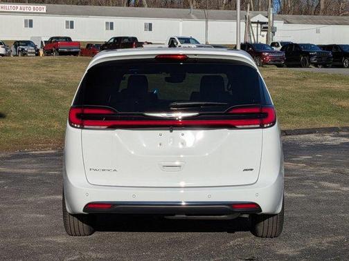 Bright White Clearcoat 2026 Chrysler Pacifica Select