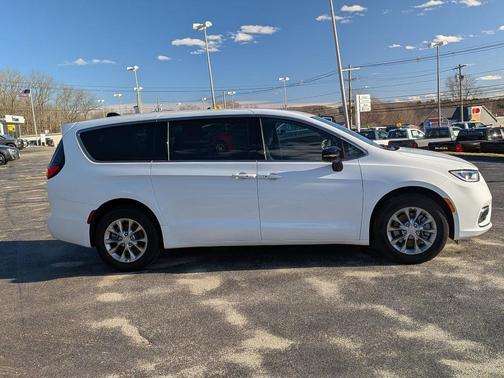 Bright White Clearcoat 2026 Chrysler Pacifica Select